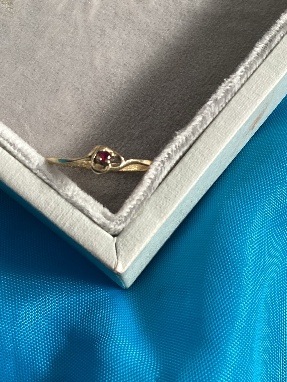 14kGold Ring with Red Gemstone - Elegant Women's Jewelry